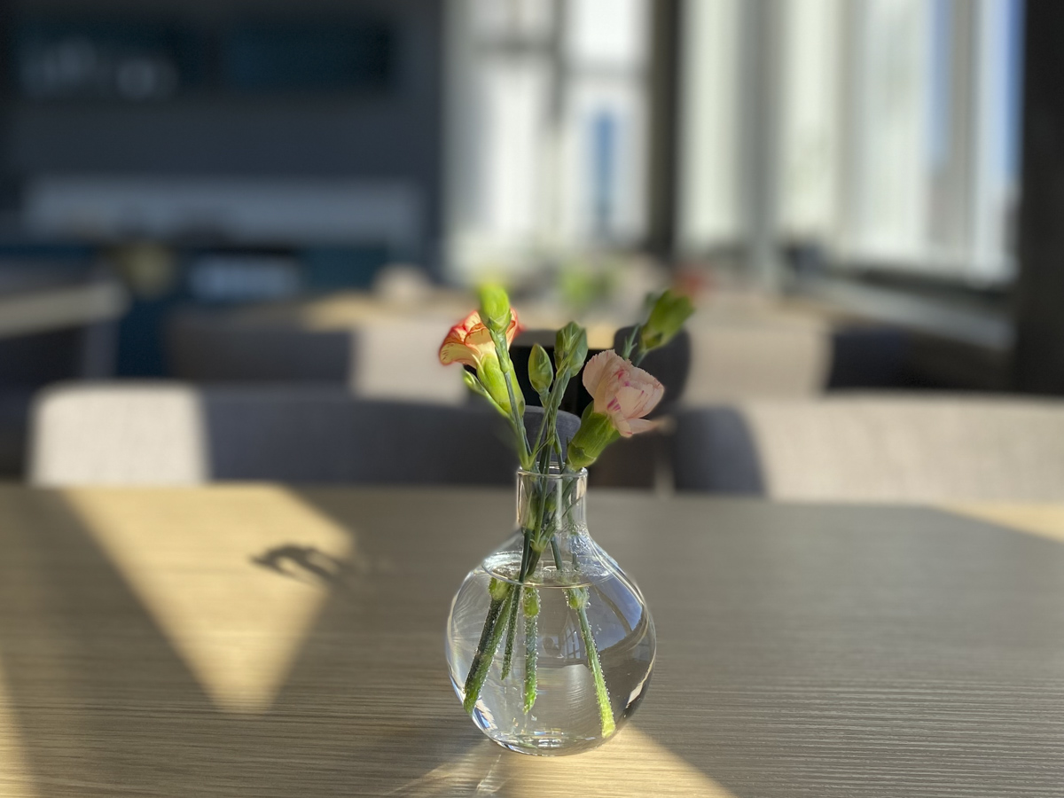 Blomster på bord i restauranten på Villa Bryggekanten