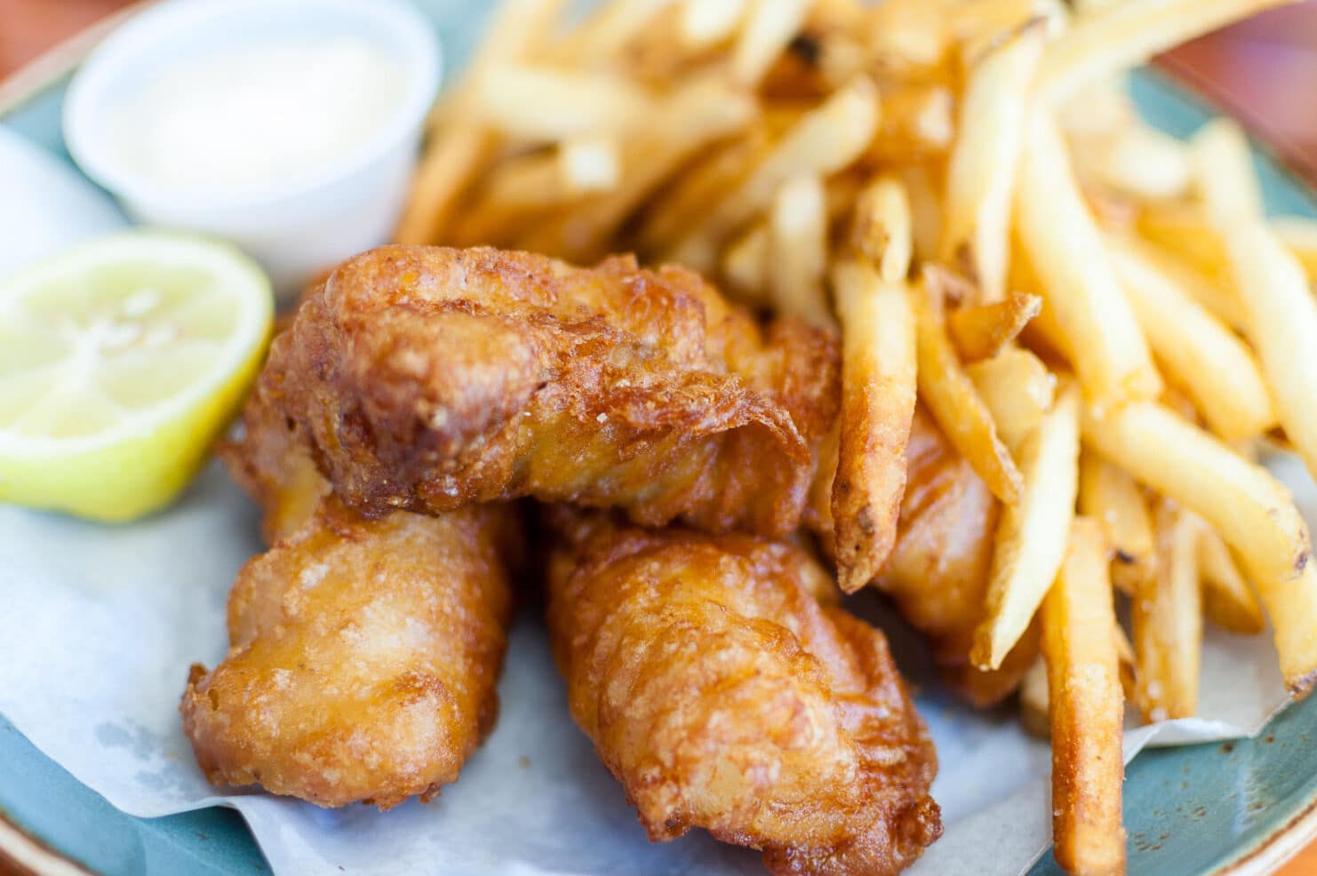 Frityrstekt fisk og pommes frites med sitron og dip