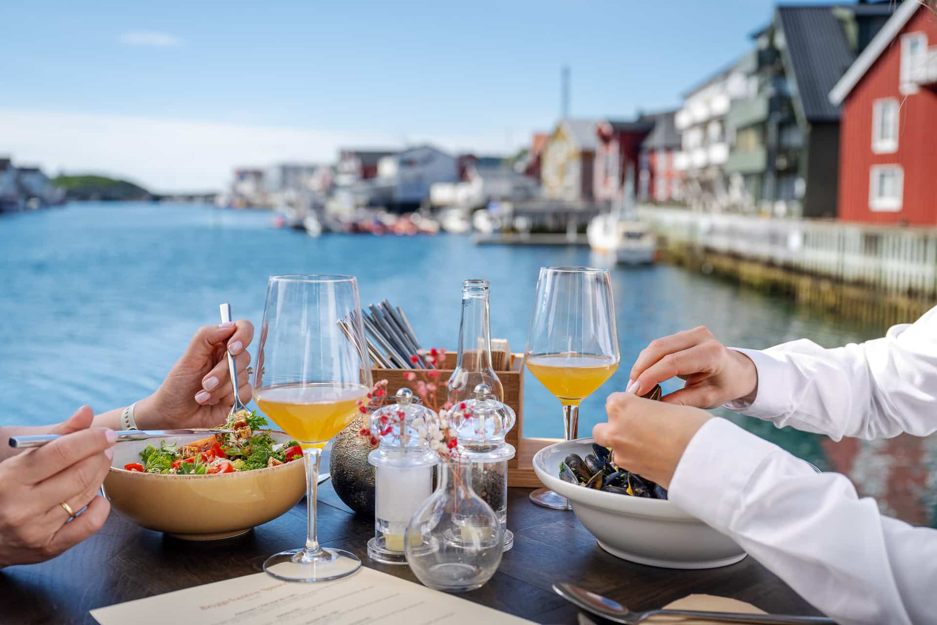 Lunsj på brygga med utsikt over Henningsvær havn
