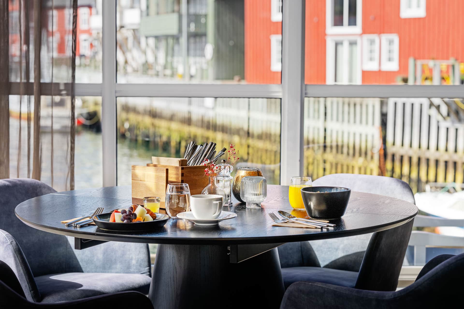 Frokostbord med utsikt mot bryggebebyggelsen
